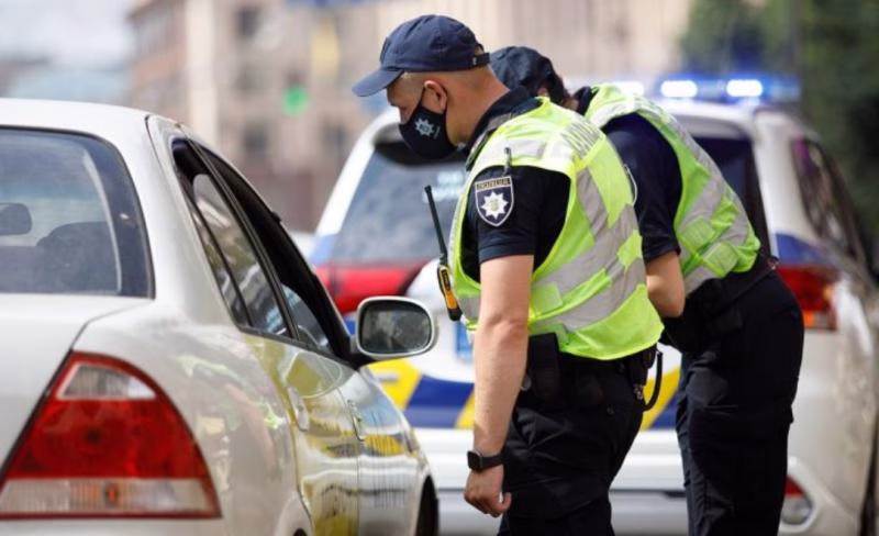 Чего следует избегать в разговорах с инспекторами: распространенные ошибки водителей при остановке