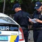 Обязан ли водитель передавать документы полицейскому в руки?